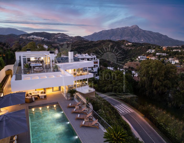 MAGNIFICENT MODERN VILLA WITH PANORAMIC SEA, MOUNTAIN AND GOLF VIEWS IN EL HERROJO, BENAHAVÍS