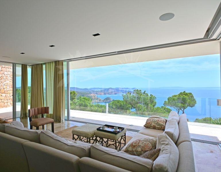 Splendid contemporary villa with unbeatable sea view