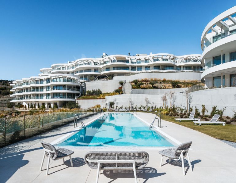 Lujoso apartamento en planta baja en Benahavis con vistas panorámicas