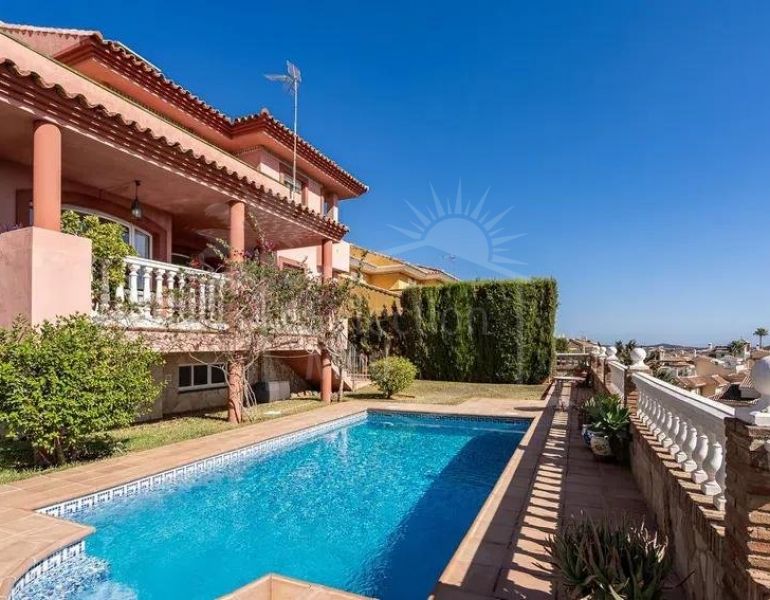 Exquisite Villa with Panoramic Views in Mijas Costa