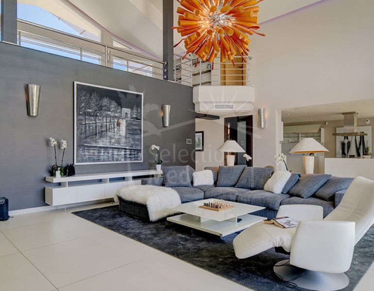 Contemporary Villa Overlooking Los Naranjos Golf Course