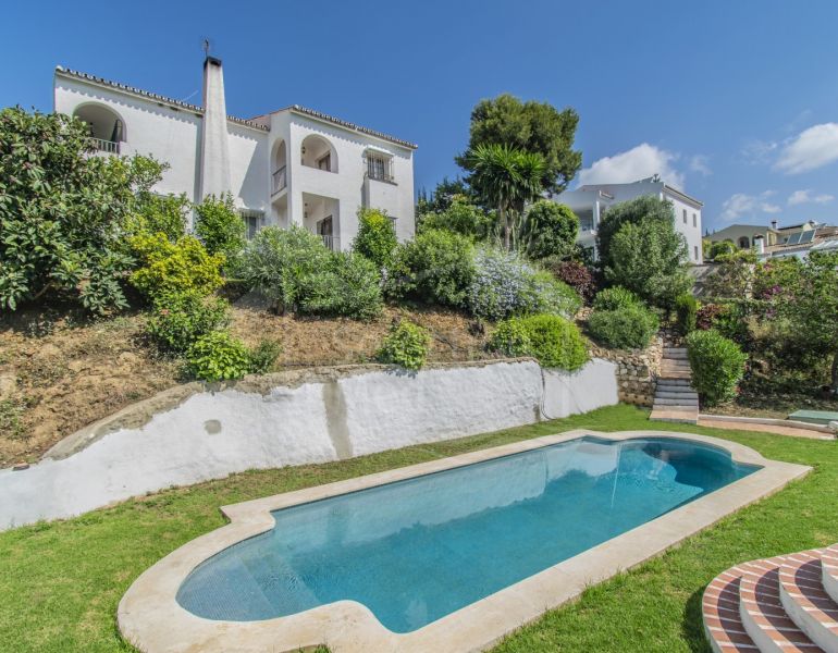 Luxurious 6-Bedroom Villa in El Rosario, Marbella East