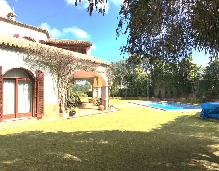 Villa de estilo tradicional en urbanización privada en Sotogrande Alto.