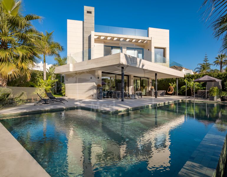 Luxurious Contemporary Villa in Nueva Andalucía's Exclusive Golf Valley