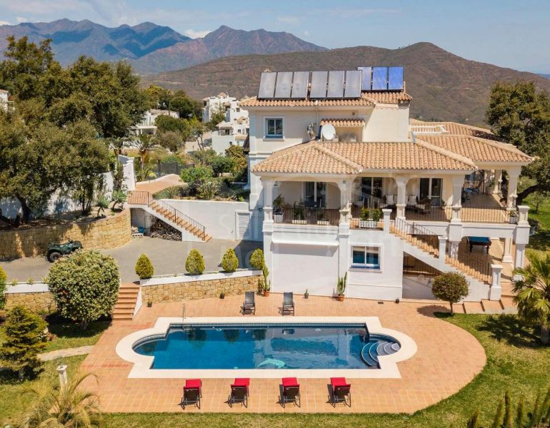 Luxurious Villa in Marbella East with Private Pool and Garden