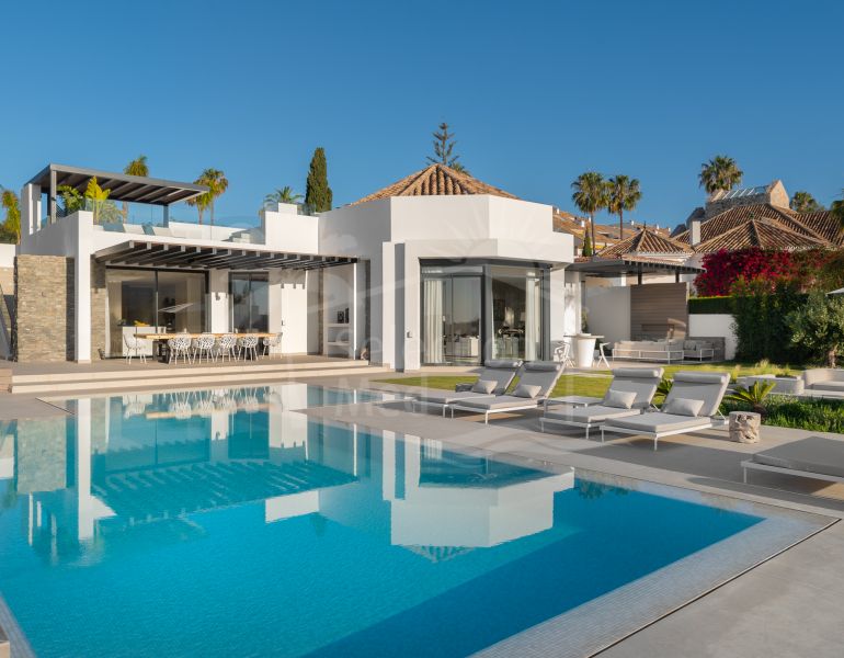 Exquisita Villa de 5 dormitorios con vistas panorámicas en Nueva Andalucía, Marbella