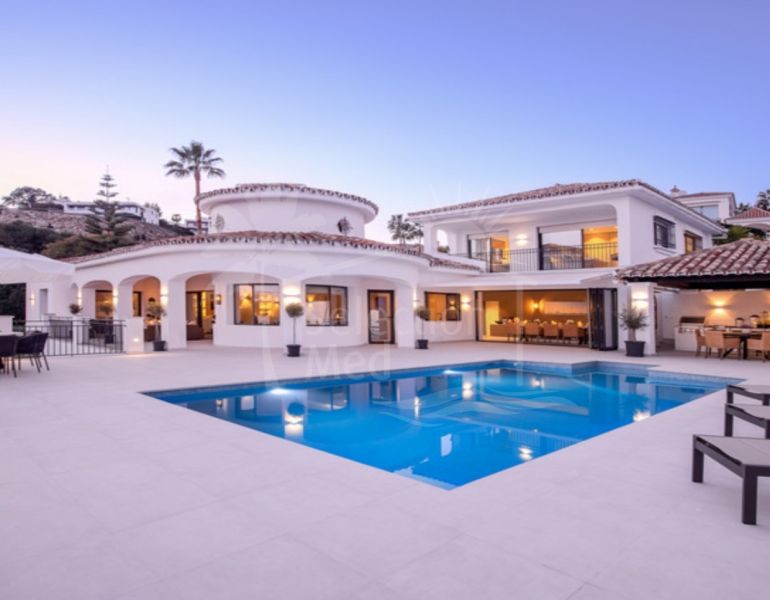 Villa impresionante con vistas panorámicas al mar en El Paraíso, Estepona