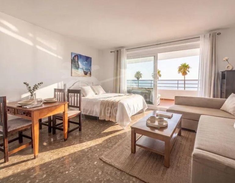 Estudio en primera línea de playa en Calahonda, junto a Luna Beach, con terraza de unos 12 m² y acceso directo a la playa