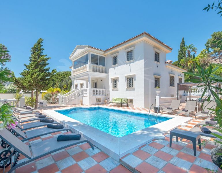 VILLA CLASSIQUE ÉLÉGANTE À MARBELLA EST PROCHE DES PLAGES ET DES COMMODITÉS