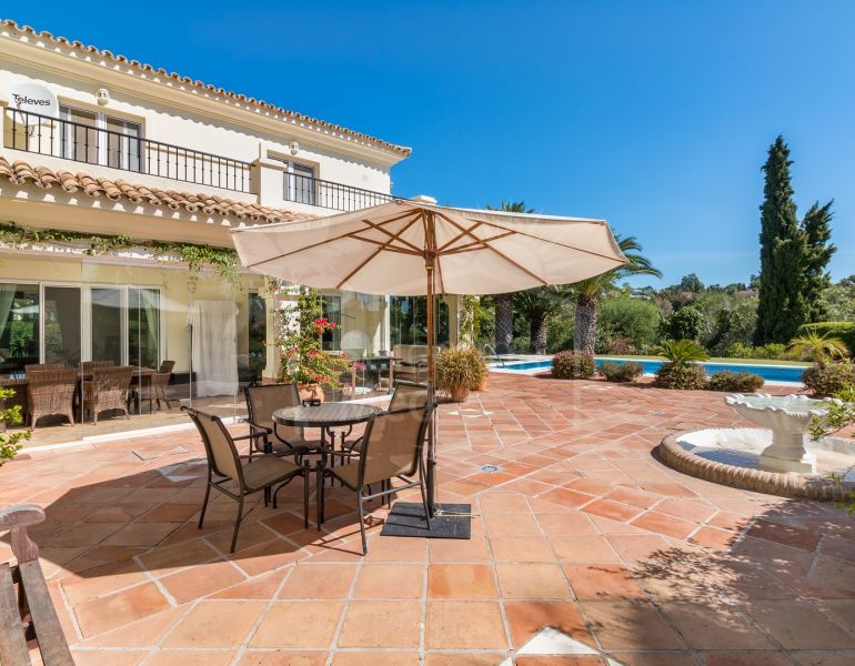 Superbe villa de style andalou de 4 chambres sur grand terrain élevé à Sotogrande Alto