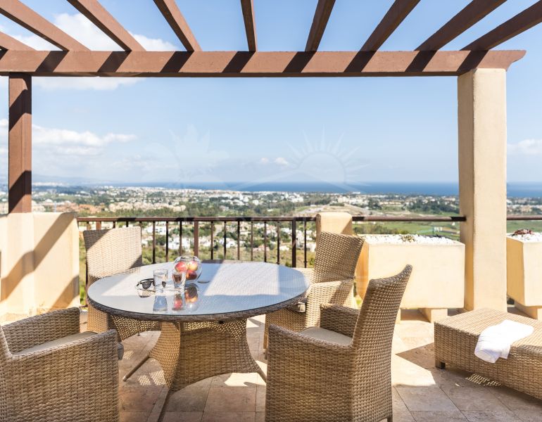 Apartamentos bellamente renovados, vistas al mar, en las colinas, Benahavis, Marbella
