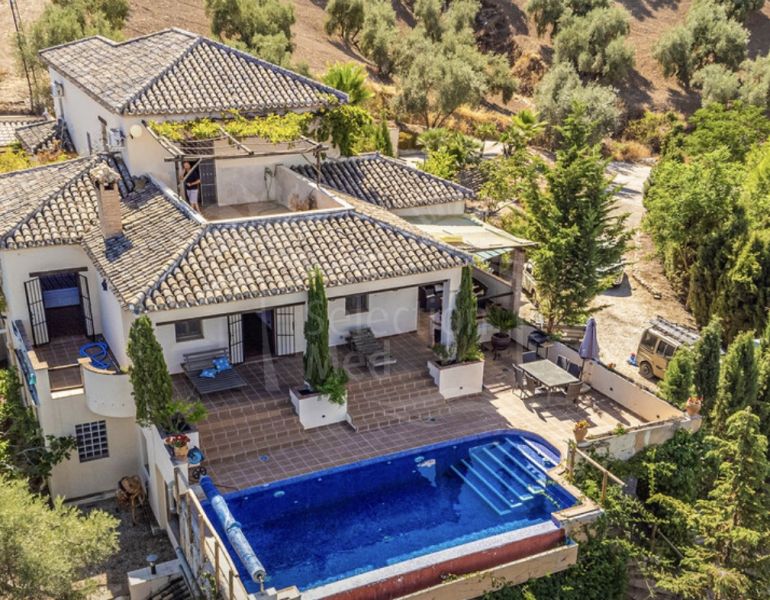 Stunning Villa with infinity pool and beautiful views.