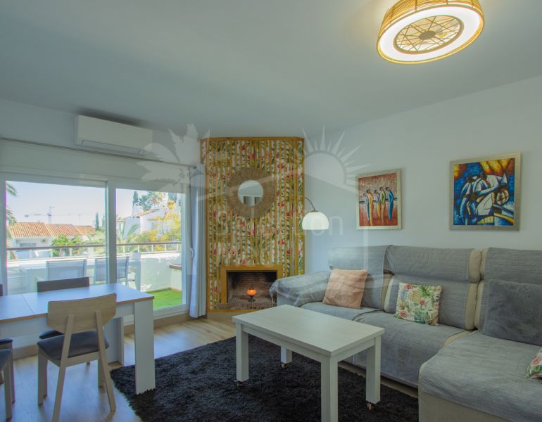 Luxurious penthouse with sea views, beach access, and community pool. Features terrace, 2 bedrooms, fully-equipped kitchen, and tourist licence. Near San Luis de Sabinillas, Marbella. Ideal for investment or private living.