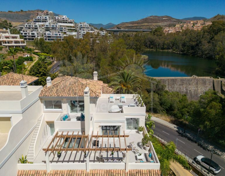 Penthouse Duplex grand et luxueux à Nueva Andalucia avec une vue fantastique sur le lac et la mer