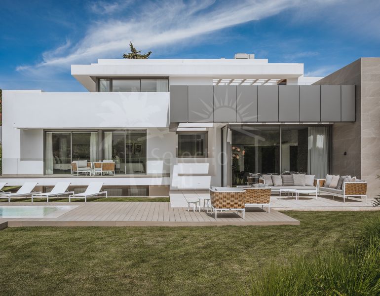 Frontline Golf Villa with contemporary design in El Paraiso, Estepona