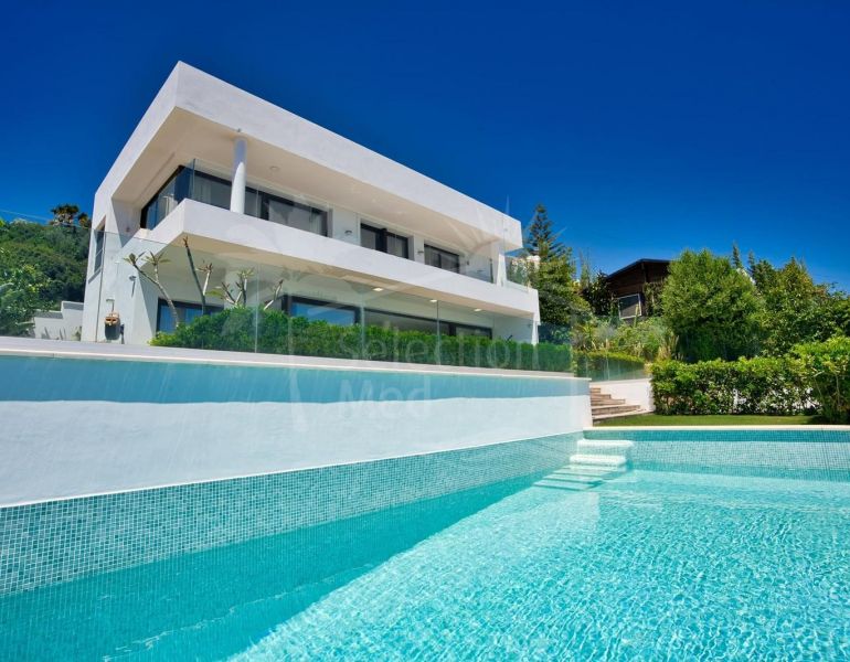 Villa contemporaine de 4 chambres à coucher à Tranquil Emplacement avec superbes vues panoramiques, à proximité d'Estepona.