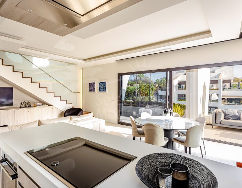 Superbe Duplex Penthouse avec Vues Panoramiques et Terrasse Privée : Élégance Moderne à Marbella