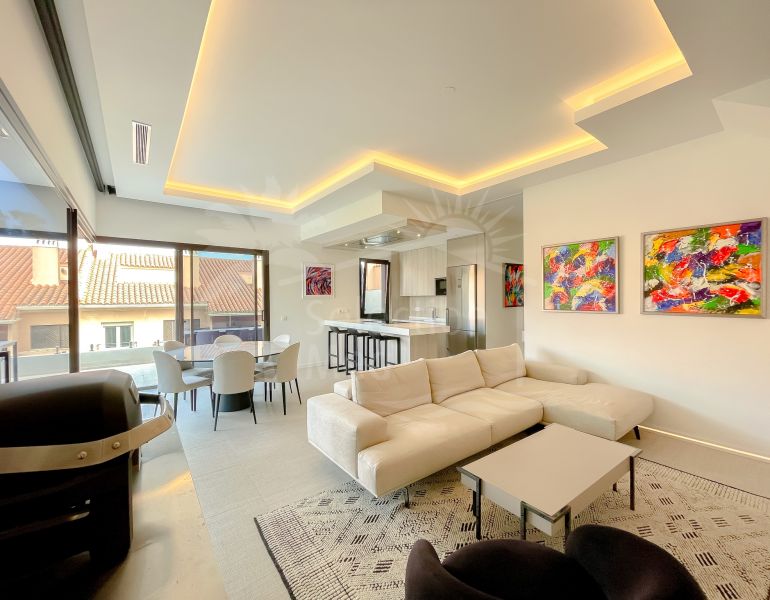 Superbe Duplex Penthouse avec Vues Panoramiques et Terrasse Privée : Élégance Moderne à Marbella