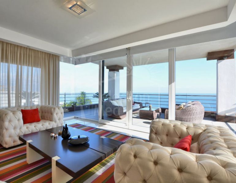 Architect Designed Luxury 5 Bedroom Villa con vistas panorámicas al mar.