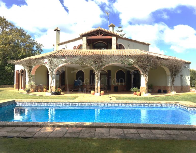 Villa familiale de style traditionnel située dans l'urbanisation privée à Sotogrande Alto.