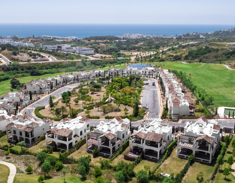 Nouvelle villa mitoyenne de luxe de 3 chambres sur un emplacement de golf de première ligne, à Estepona.