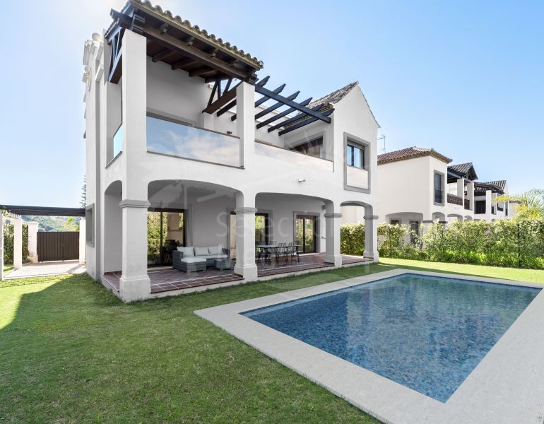 Nouvelle villa de luxe de 3 chambres sur un emplacement de golf de première ligne, à Estepona.