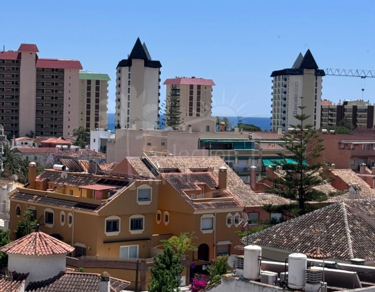 Superbe penthouse en duplex au centre avec vue panoramique sur la chaîne de montagne de Mijas et la ville, et en partie sur la mer.
