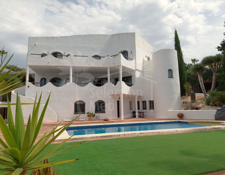 INVESTMENT OPPORTUNITY: Spacious Villa of Unique Design on an Elevated Plot in Sotogrande Alto With Golf Views.
