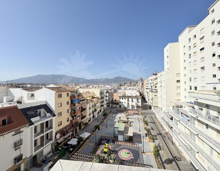 Atico dúplex espacioso para renovar – 205 m2 con vistas panorámicas, 2a Línea de Playa – Fuengirola