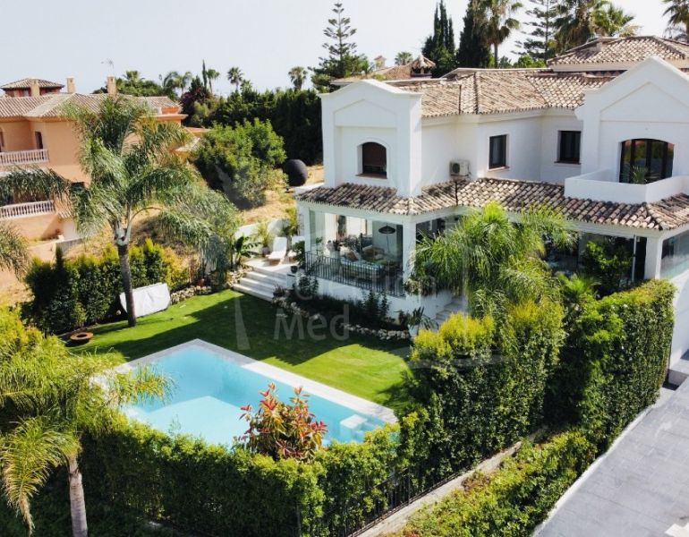 Villa Lumaya – Elegancia Clásica con Mar & Montaña Vistas en Marbella