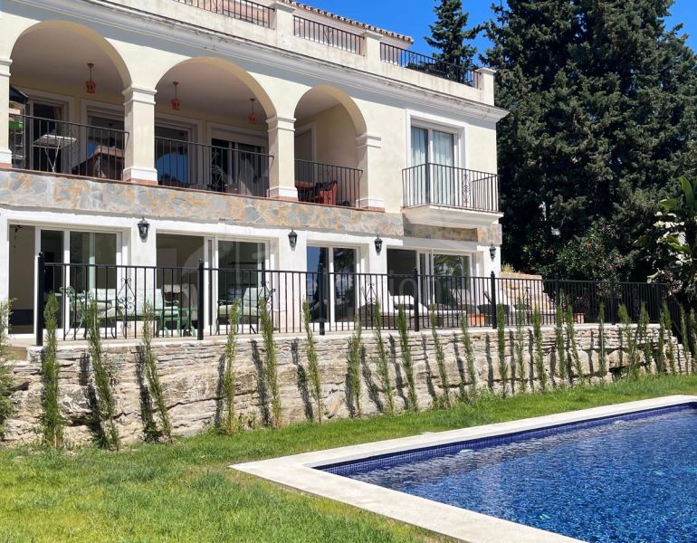 Villa spacieuse avec un potentiel exceptionnel à Las Brisas, Nueva Andalucía