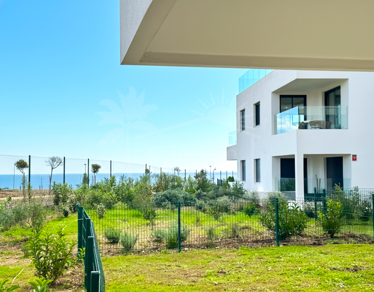 Apartamento nuevo de 3 dormitorios en planta baja en Casares Playa – Jardín privado, amplia terraza y vida junto a la playa