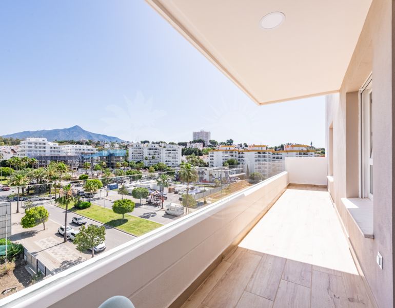 Apartamento Esquinero de Lujo a Estrenar con Vistas al Mar y la Montaña en Nueva Andalucía, Marbella