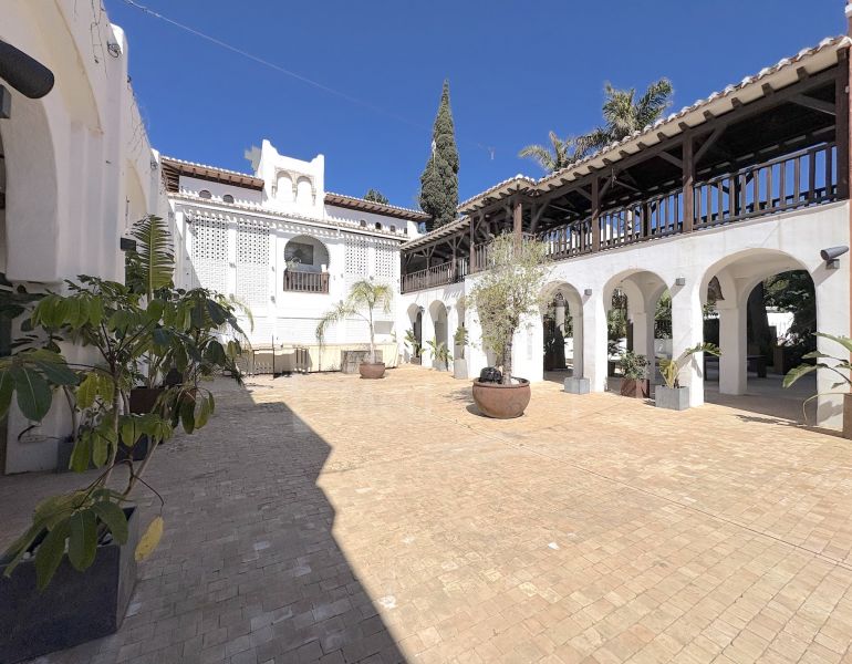 Salon / Bar Opportunité avec 200 m2 Terrasse – Potentiel élevé