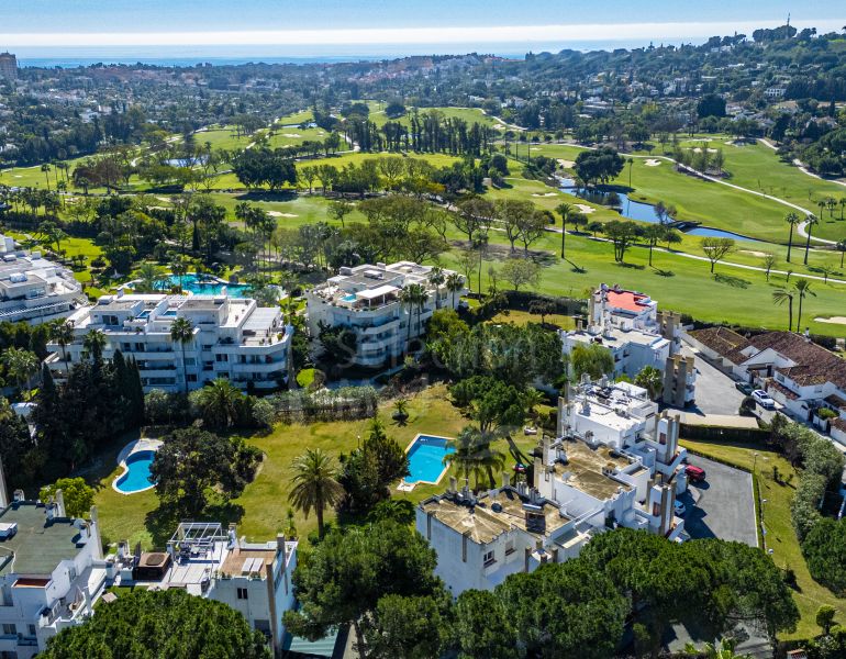 Penthouse rénové de luxe avec ascenseur privé et grande terrasse à Nueva Andalucía