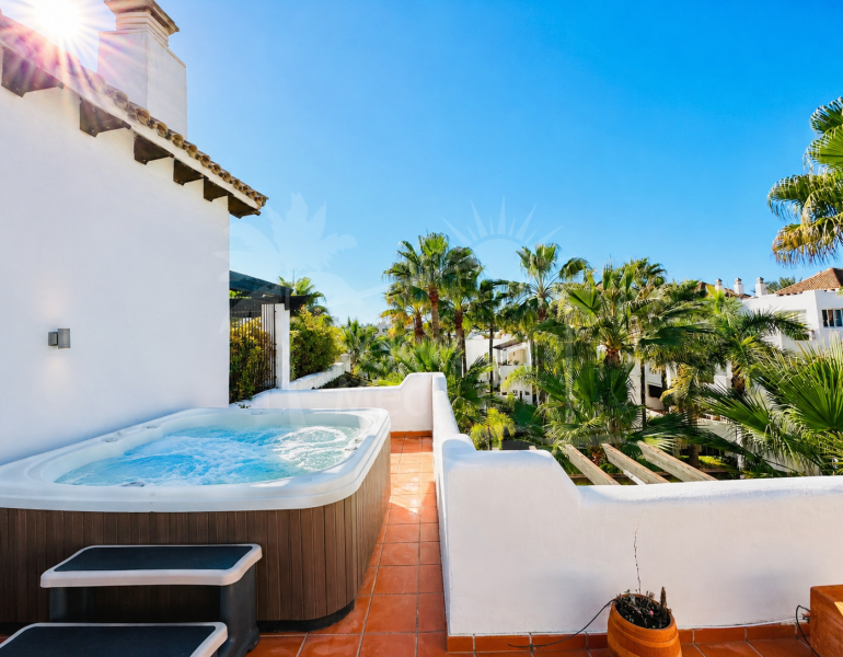 Duplex penthouse in Marbella near Puerto Banús with 155 m² of terraces and a private jacuzzi