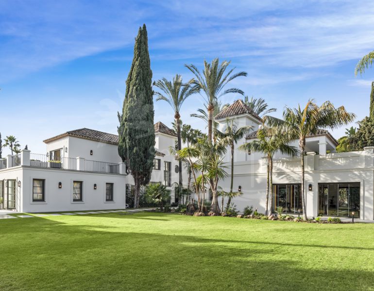 Luxury 6-Bedroom Villa with Private Spa and Poolside Lounge in Nueva Andalucía