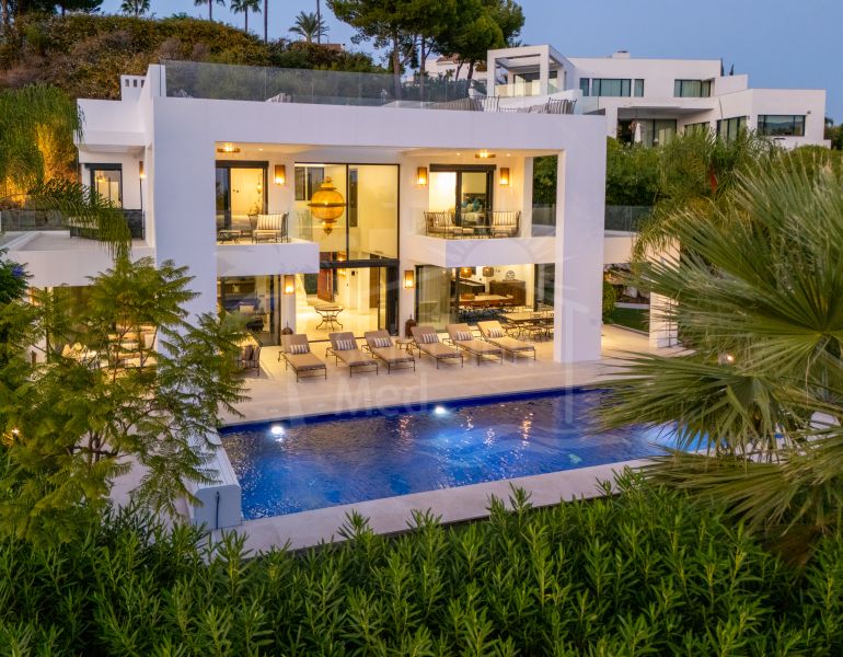 Superbe villa méditerranéenne avec piscine privée et vues panoramiques sur la Golf Valley à Nueva Andalucía