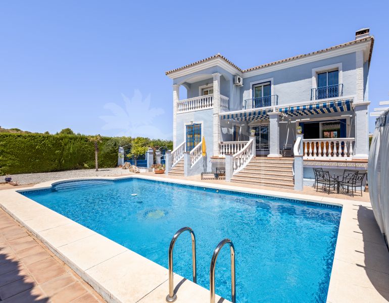 Villa indépendante de 4 chambres avec grand terrain et piscine