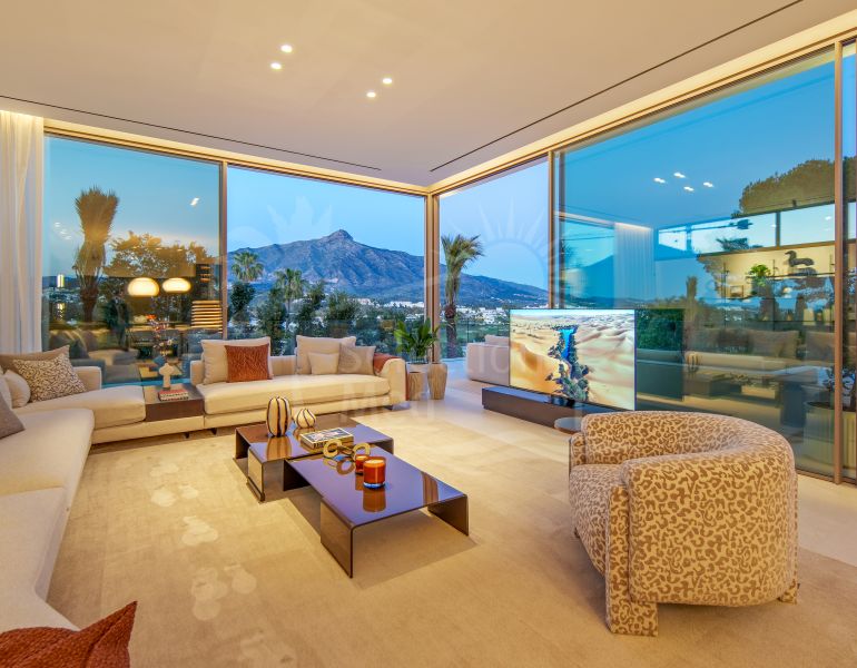 5-bedroom villa with independent studio and golf views in Nueva Andalucía, Marbella