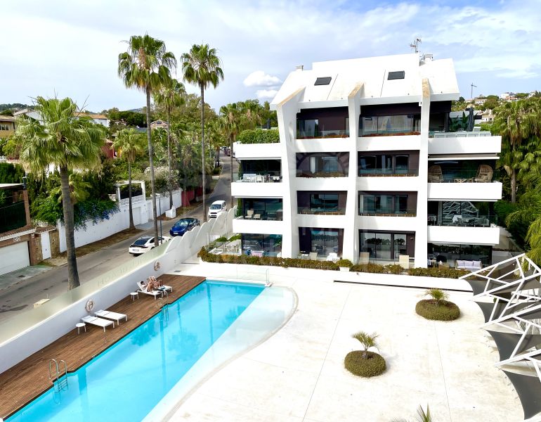 Ático de lujo junto a la playa en Marbesa, Marbella: a unos pasos del mar