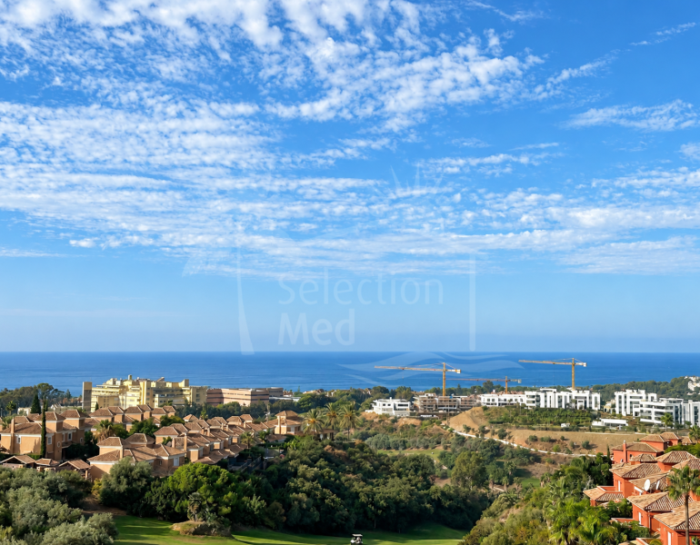 Dúplex en esquina, propiedad de un arquitecto, en Santa Clara Golf | 3 dormitorios, 3 baños | Terrazas orientadas al sur, sauna privada, vistas panorámicas al Mediterráneo y a África | Dos plazas de aparcamiento privadas | Marbella Este