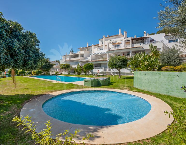 Appartement lumineux orienté sud-ouest situé dans la communauté fermée de Lomas de Rio Real, Marbella