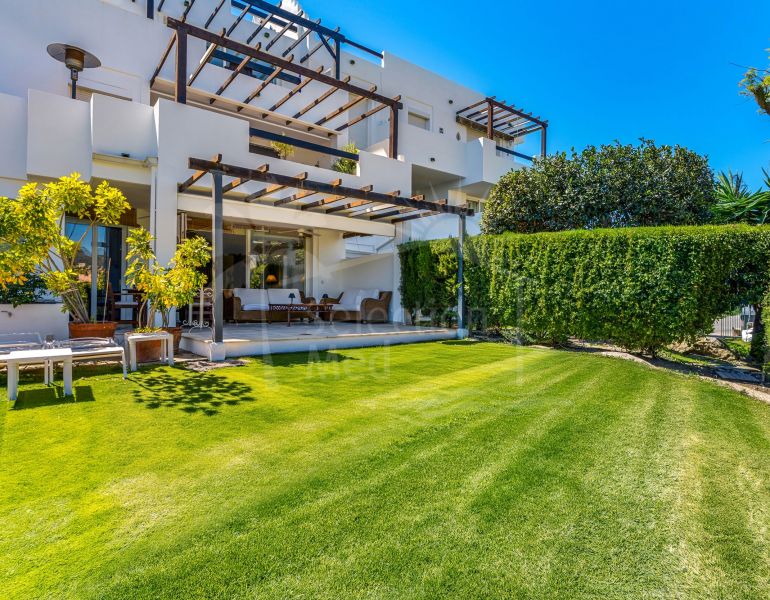 Spacieux appartement de trois chambres au rez-de-chaussée situé dans la communauté fermée de Las Jacarandas, Bel Air