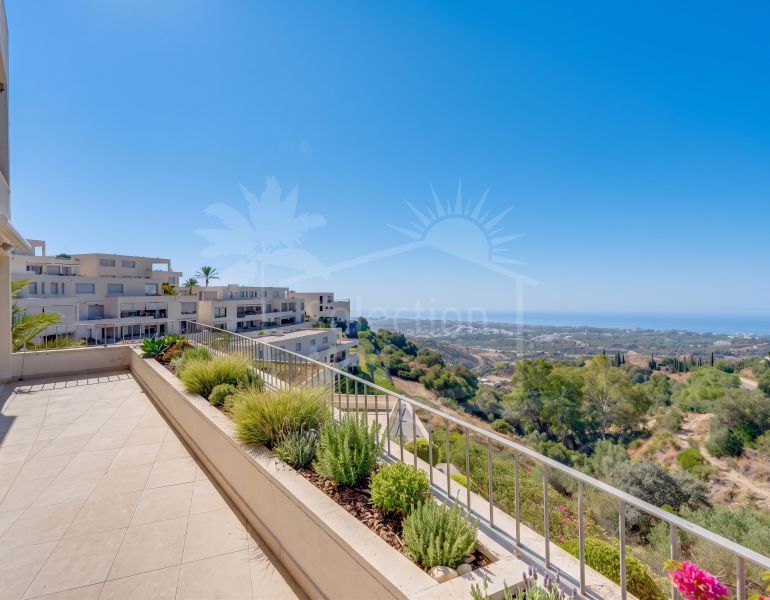 Luminoso y espacioso apartamento en planta baja en la comunidad cerrada de Lomas de Los Monteros, Marbella