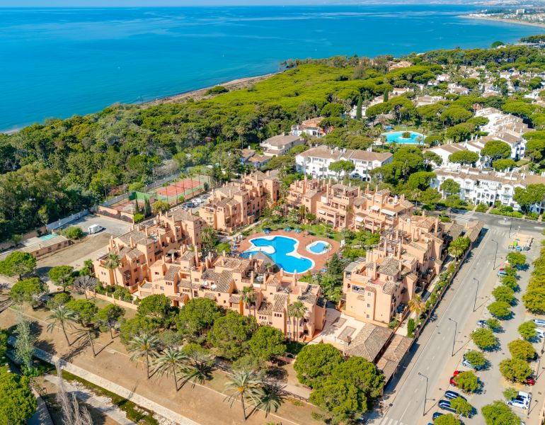 Superbe au sud, quatre chambres, duplex penthouse, situé dans une communauté recherchée d'Estepona