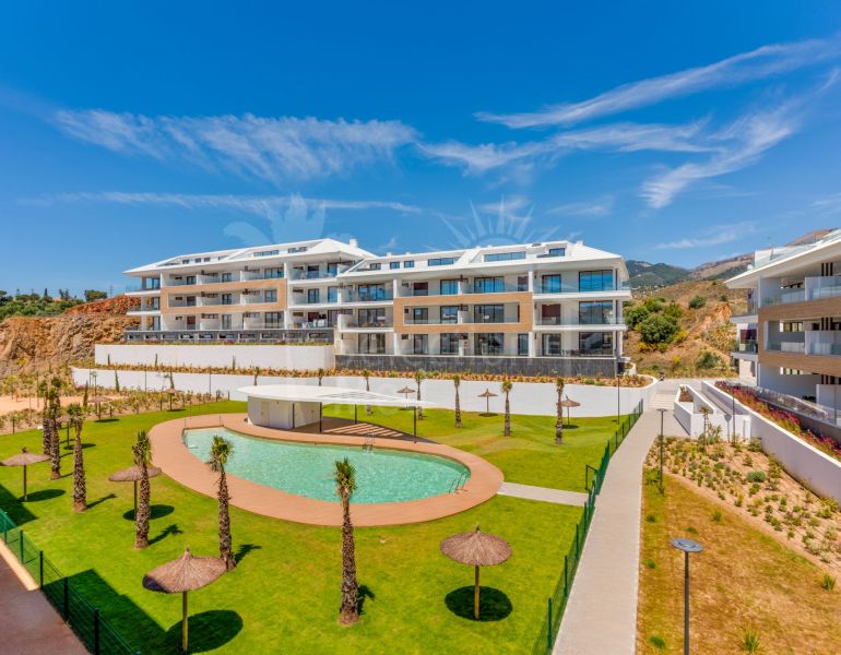 Bright and spacious three bedroom south facing apartment located in the sought-after area of El Higuerón, Fuengirola