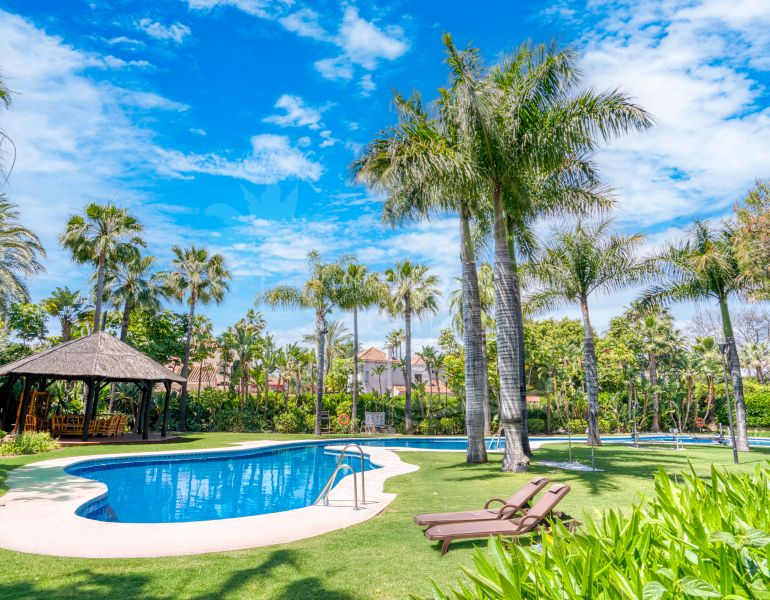 Fantastic Three-Bedroom Apartment in Las Mimosas Beach Gardens, Nueva Andalucía