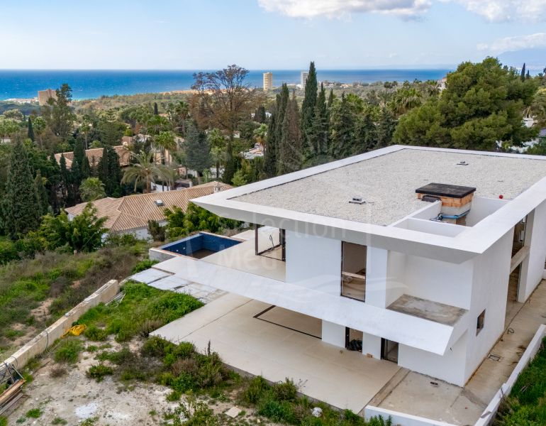 Vivez un luxe inégalé avec cette villa clé en main bientôt achevée dans la prestigieuse Hacienda Las Chapas