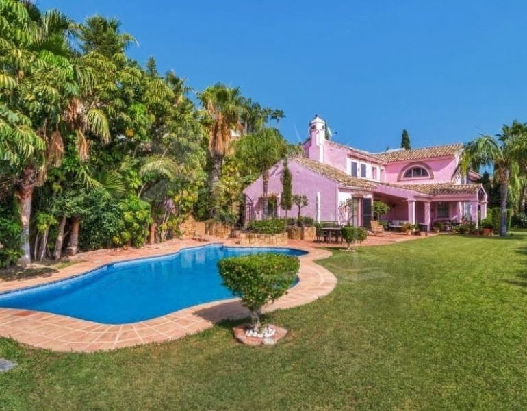 Encantadora villa de estilo andaluz de cinco dormitorios en la comunidad cerrada Puerto de Los Almendros, Benahavis con apartamento de invitados